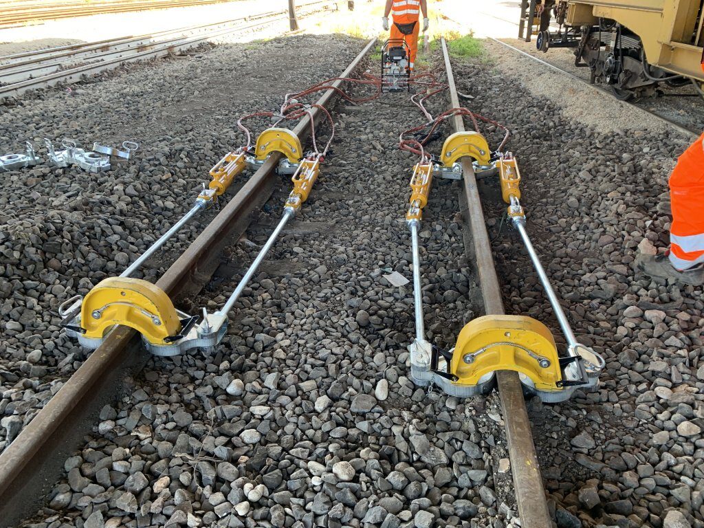 Hydraulic rail stressors